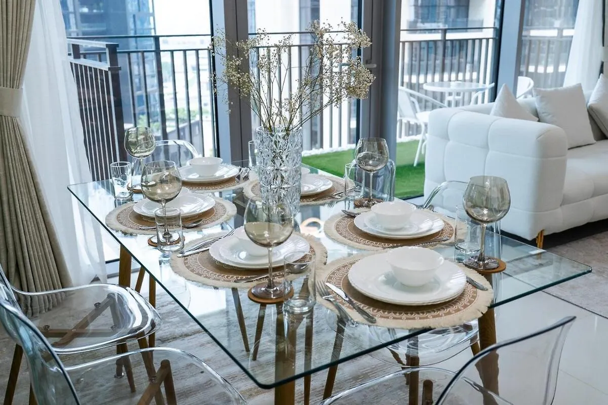 Bright And Chic 2-Bedrooms In Downtown Near Burj Khalifa And Dubai Mall! Apartment