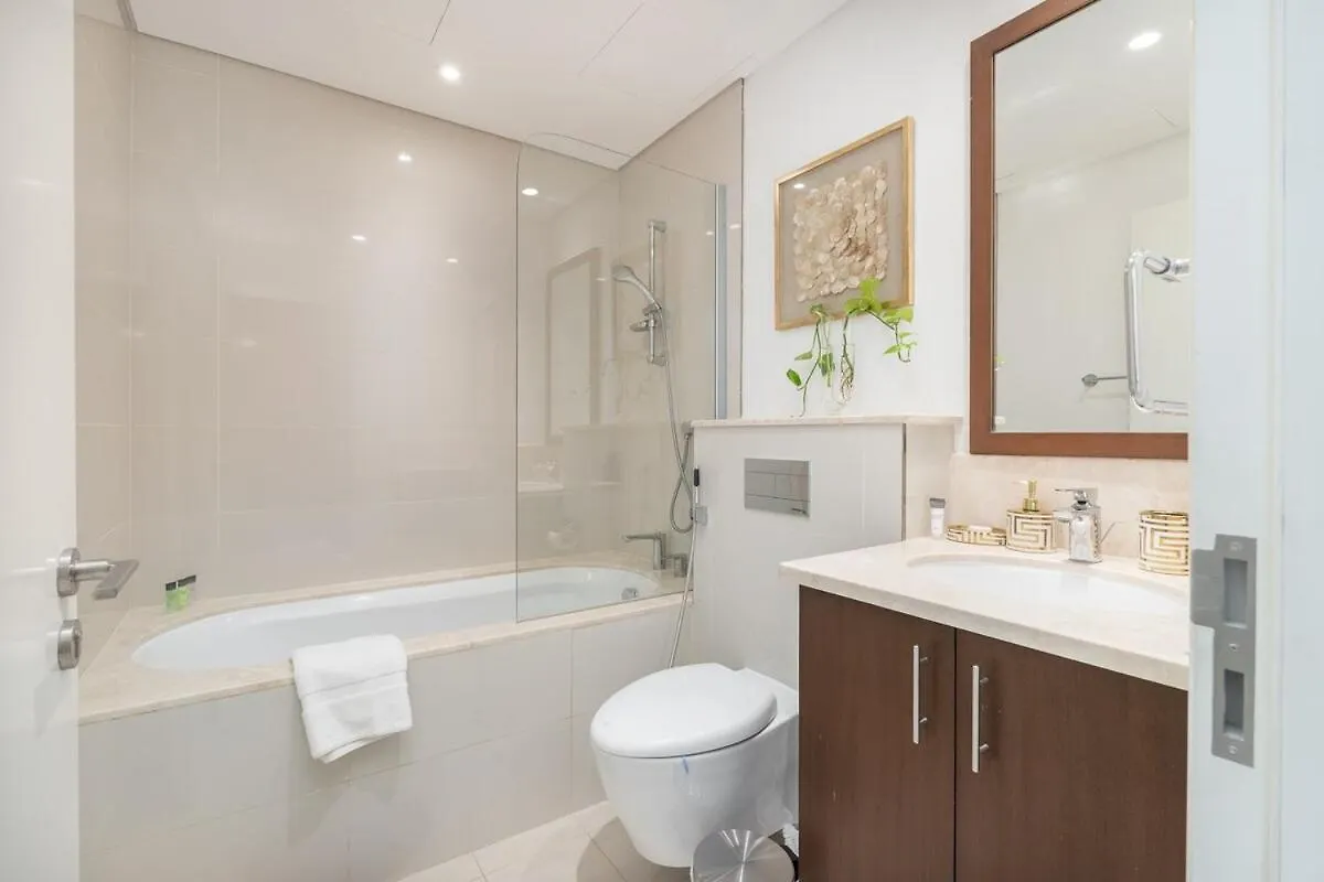 Apartment Bright And Chic 2-Bedrooms In Downtown Near Burj Khalifa And Dubai Mall!