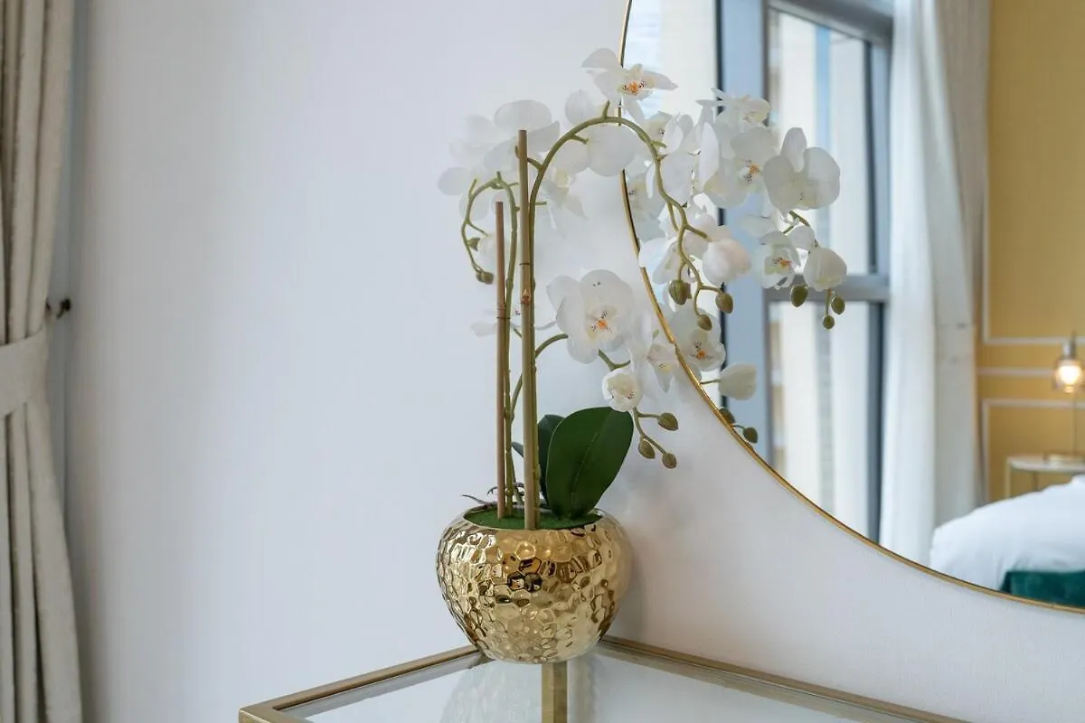 Apartment Bright And Chic 2-Bedrooms In Downtown Near Burj Khalifa And Dubai Mall!