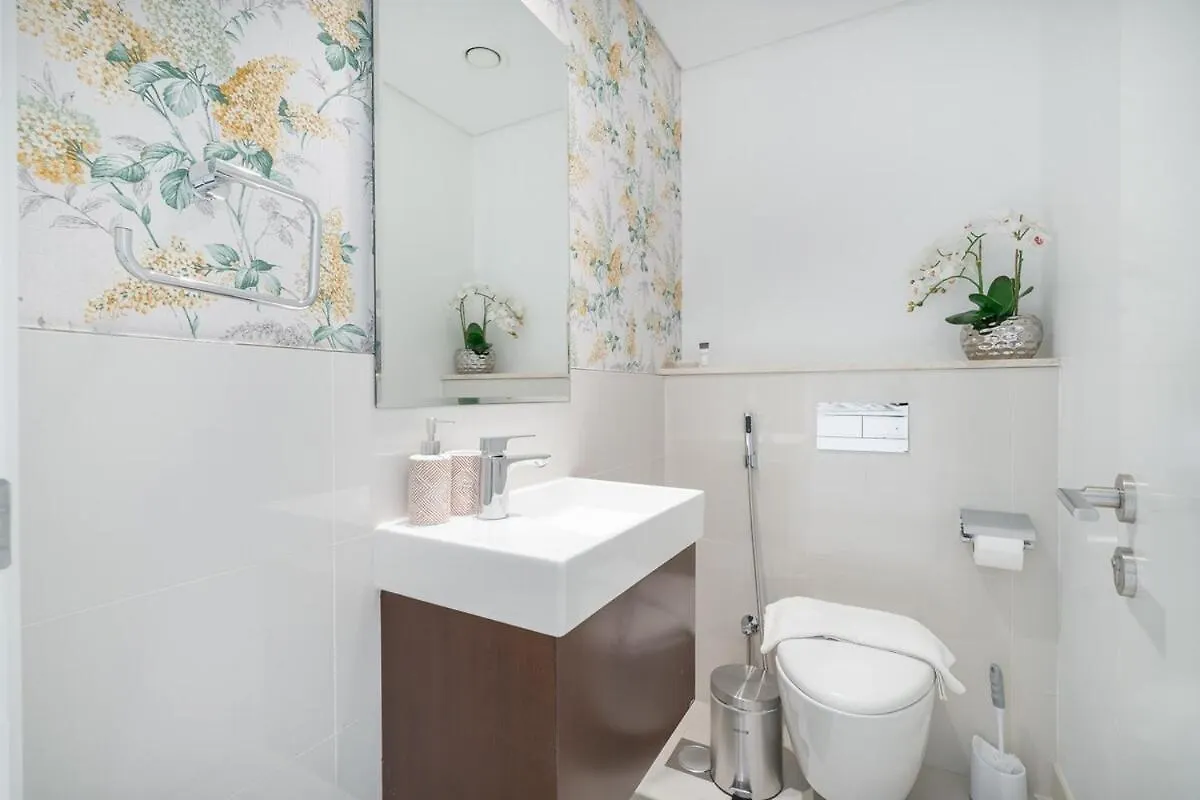 Bright And Chic 2-Bedrooms In Downtown Near Burj Khalifa And Dubai Mall! 0*,  United Arab Emirates