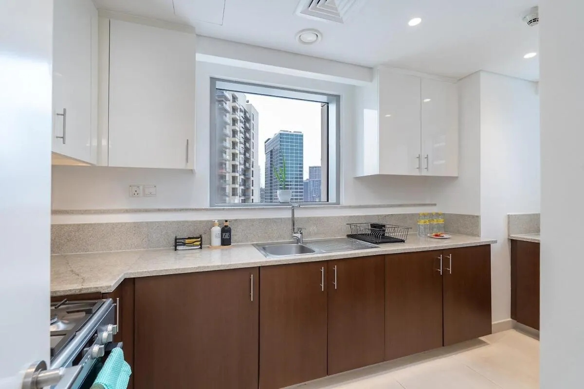 Bright And Chic 2-Bedrooms In Downtown Near Burj Khalifa And Dubai Mall! Apartment