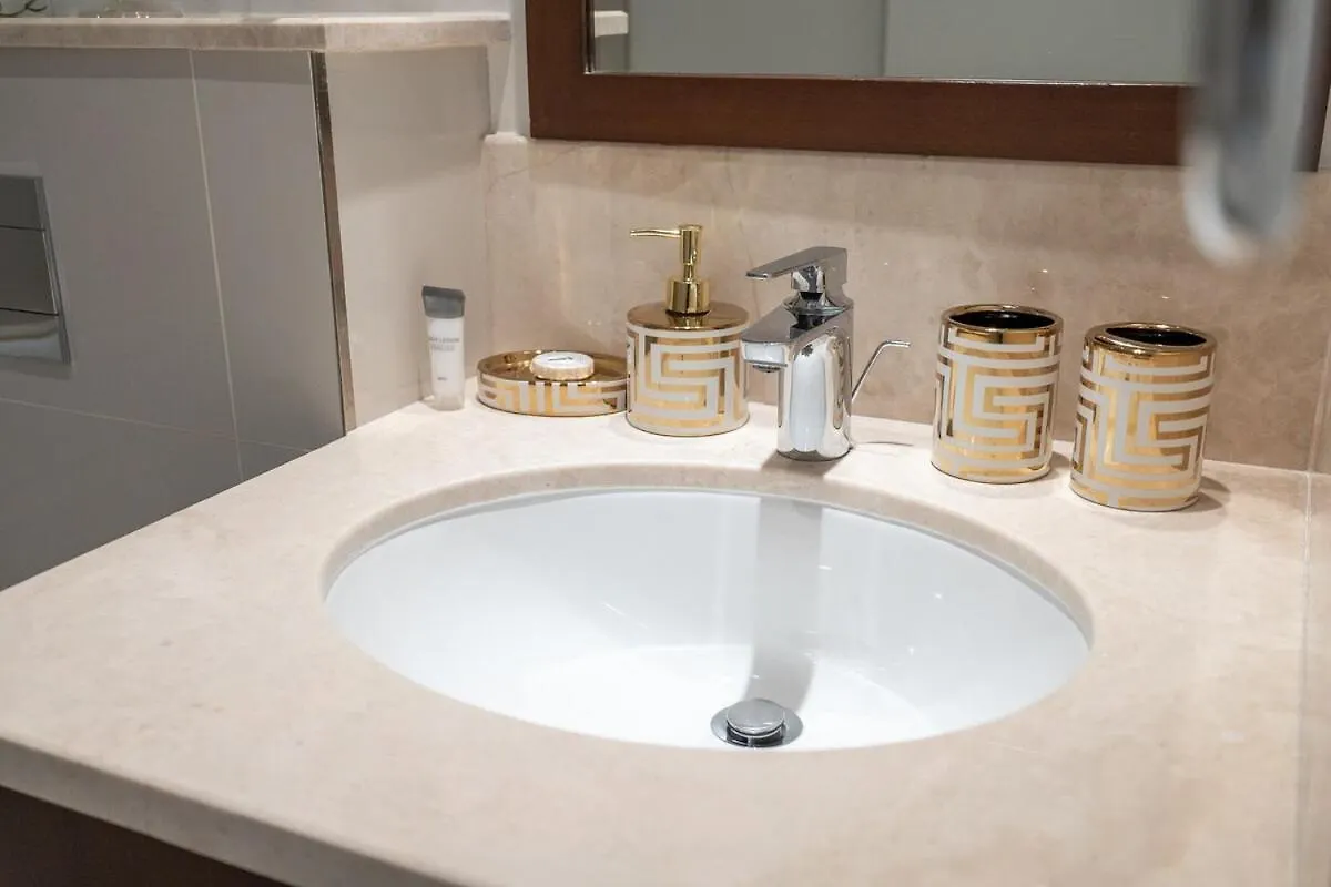 Bright And Chic 2-Bedrooms In Downtown Near Burj Khalifa And Dubai Mall! 0*,  United Arab Emirates
