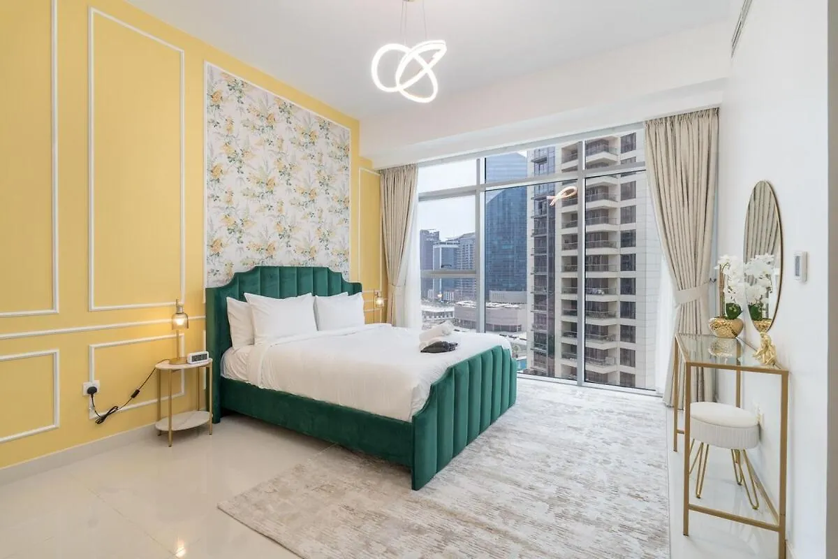 Bright And Chic 2-Bedrooms In Downtown Near Burj Khalifa And Dubai Mall! Apartment